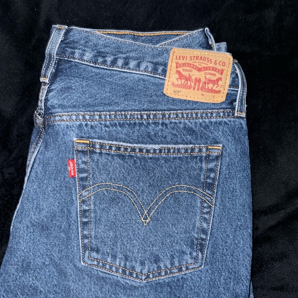 Women’s Levi’s Distressed Mid-Rise Jeans w/ buttons